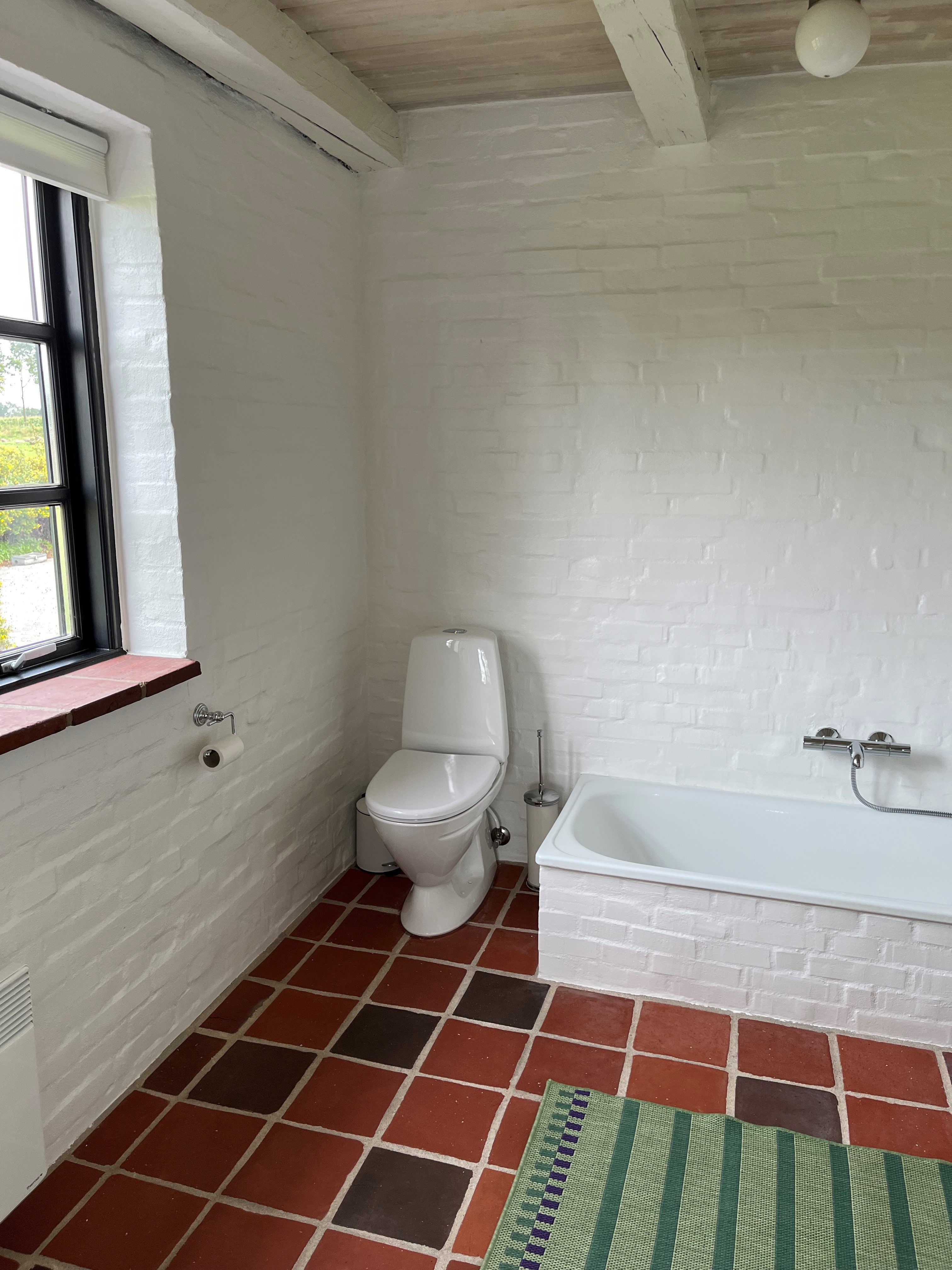 Bad i stueetagen_Badekar og toilet - 180923