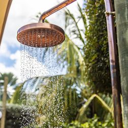 Verkoelende-buitendouche-in-sfeervolle-tuin_Kas-di-Goso_Vakantie-in-Cu