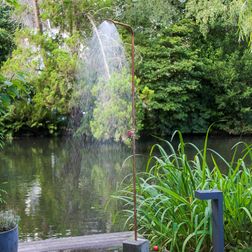 Eenvoudig te plaatsen buitendouche met Gardena koppeling