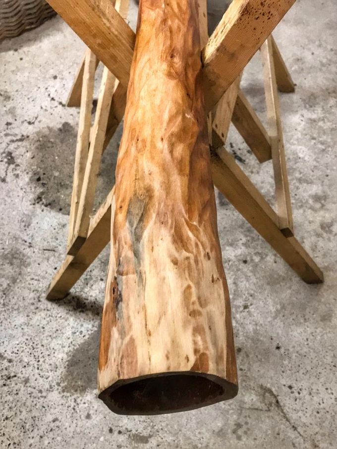 De grote scheur is gerepareerd en bewerkt en nagenoeg onzichtbaar. Hierna wordt de didgeridoo geconserveerd. 
