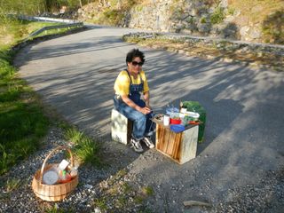 Det er hyggelig å ha noen å reise med i blomstringen og etter ei økt i bigarden smaker det godt med et måltid i veikanten, tilberedt med omsorg. 