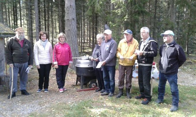 Puuronkeittäjiä tai poissaolevien edustajia ryhmäkuvassa.