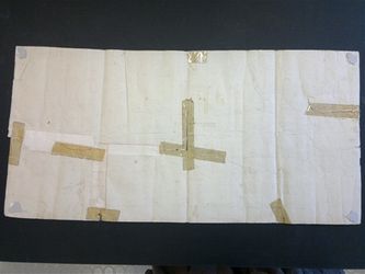 Itsekiinnittyvät teipit ja kasvisliimaperiset liuskat on mahdollista poistaa. Tämän jälkeen repeämät paikataan japaninpaperilla ja vehnätärkkelysliisterillä.Koko paperin taustaaminen voi myös tulla kysymykseen.