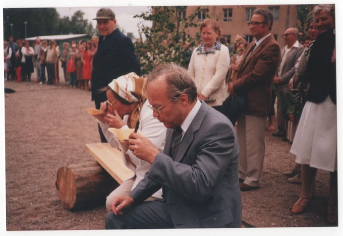 Matti Mäkitalo keittää tuohiropposella kaurapuuroa Parkano-päivillä v. 1982. Puuroa söi mm. kaupunginjohtaja Väinö Toivanen
