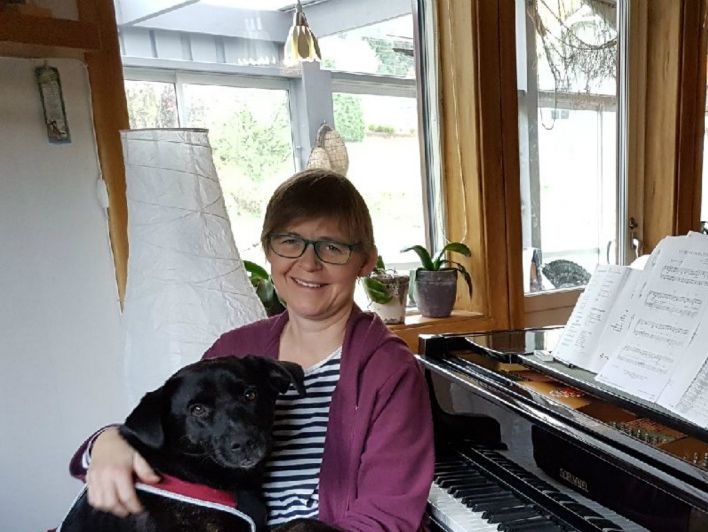 Min hund Tia följer gärna med
