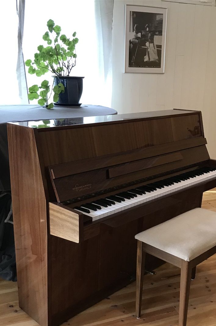 Mått: 106 cm, 140 cm, 53 cm
Höjd, bredd, djup