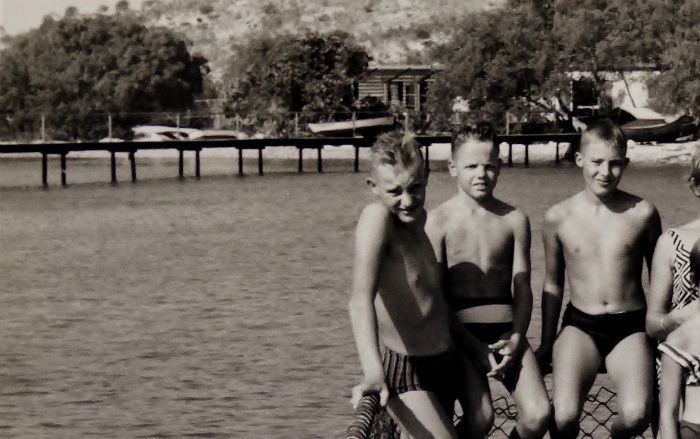 Piscaderabaaiclub Curaçao 1964 
Van links naar rechts: Piet Creutzberg,Joop Creutzberg, Gerben Creutzberg, Diny Creutzberg-Planting Janet Creutzberg Margriet Creutzberg