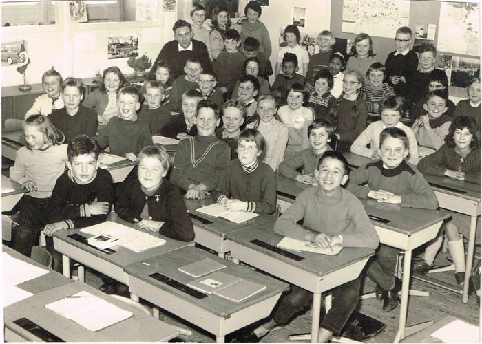 Vijfde klas Beatrixschool 1961.
Rina Dekker Anja Hoogenboom; Anko Brink; Arie van der Plaat; Atie van Zomeren; Coby van Schaik; Ellie Groen; Els van Hazel; Emmy Jansen; Frans Kamminga; Frans Visee; Gertie van der Plaat; Gijs Furrer; Greetje Peerdeman; Hedy Evers; Hennie de Graaf; Irene Stadelman; Jacky Stavleu; jan Duinker; Koos Slootweg; Leo Dekker; Marianne van de Zwart; Marja Langenberg; meester Wassink; Nel Hogervorst; Piet Creutzberg; Ricky Tromp de Haas; Robbie Mouthaan; Sjanie Kaptein; Theo Smorenber