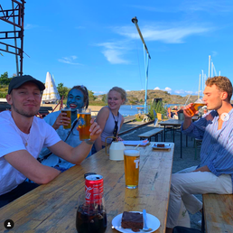 Fika på Brännö båtvarv