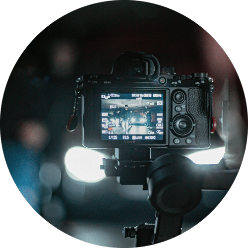 Din filmfotograf i Göteborg heter Penguin Film. En filmkamera är riktad mot en man i en filmstudio.