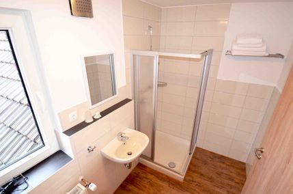 Modernes Bad mit Toilette, Waschbecken, Dusche