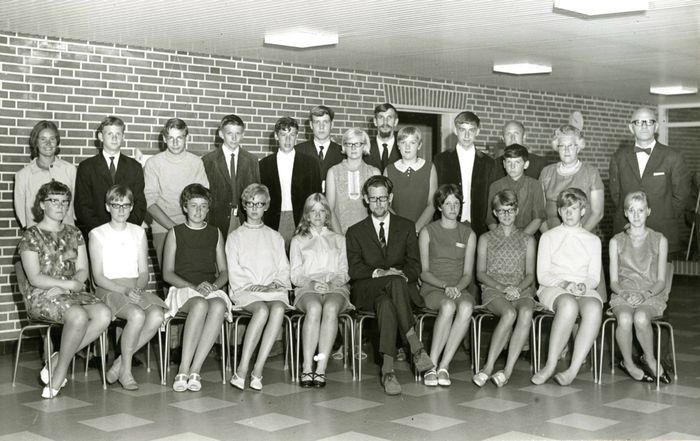 Stoholm Skole 1968, 9. klasse.
-
Bagerste række f/v.:
1. lærer Edith Toft, 2. Ejnar Overgaard Kristensen, 3. Harald Pedersen, 4. Poul Erik Bærtelsen, 5. Steen Bække Olesen, 6. Jørgen Kristensen, 7. Ingelise Vrou, 8. lærer Aage Søe-Knudsen, 9. Bente Mørk Jakobsen, 10. Jørgen Olsen, 11. lærer Eigil St...
