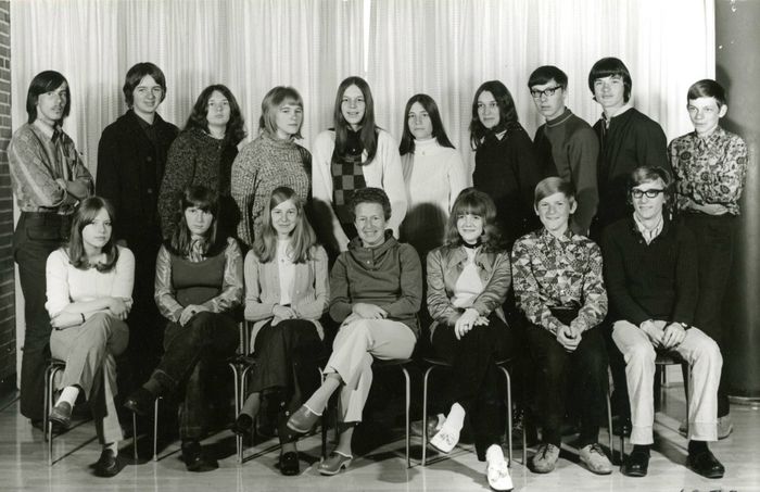 Stoholm Skole 1972, III Real y.
-
Bagerste række f/v.:
1. Jan Strøm Andersen, 2. Mogens Jensen, 3. Linda Jensen, 4. Hanne Utoft Jensen, 5. Inger Marie Jensen, 6. Birthe Jensen, 7. Merete Sørensen, 8. Tommy G. Jespersen, 9. Lars Højrup Johansen, 10. Bjarne Kristensen.

Forreste række f/v.:
1. Kirsten...