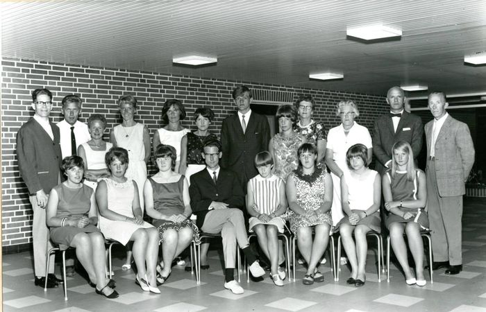 Stoholm Skole 1966, 9. klasse.
-
Bagerste række f/v.:
1. lærer Niels Vagner, 2. lærer Niels Olsen, 3. lærer Gudrun Olsen, 4. lærer Hedda Hjorth, 5. faglærer Sonja Knudsen, 6. Tove Bertelsen, 7. Niels Jespersen, 8. Else Pedersen, 9. lærer Johanne Lind Jensen, 10. lærer Anna Marie Johansen, 11. skolei...