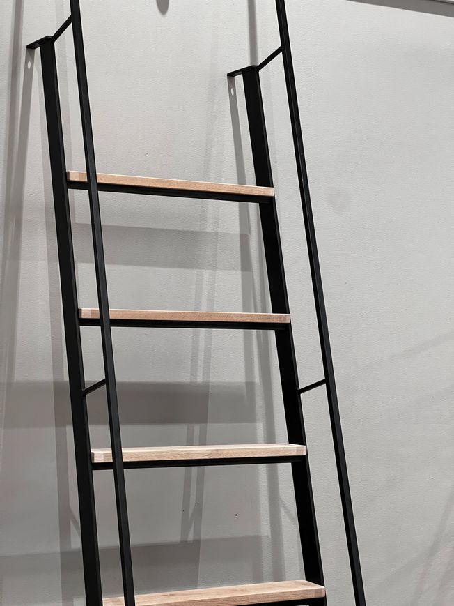 Lofttrappa i järn och ek