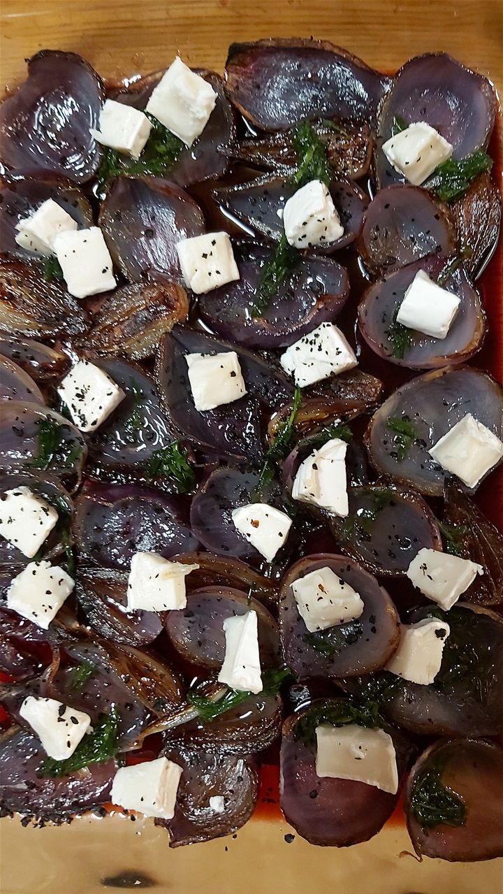 Sweet and sour onion petals with goat's cheese