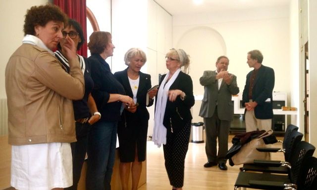 en conversation avec le poète américain John Wander à l'Arsenal de Metz, lors d'un événement de l'association Paul-Verlaine (juillet 2014)