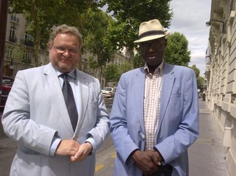 Philippe Cantraine accueillant le philosophe Souleymane Bachir Diagne
