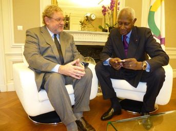 Le secrétaire général de la Francophonie, Abdou Diouf, décernant, le 22 décembre 2014, à Philippe CANTRAINE, son Directeur de cabinet ad interim, la médaille Senghor, la plus haute décoration que la Francophonie attribue à qui s'est distingué dans le monde des arts, de la culture ou des lettres.