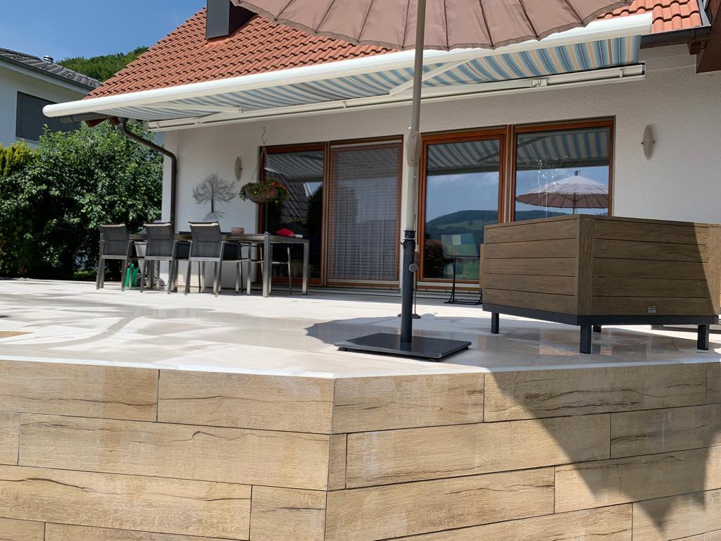 Terrasse mit Feinsteinzeugplatten