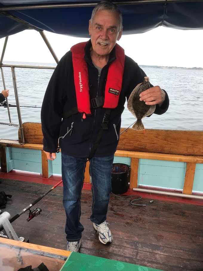 En glad mand og hans fisk fanget den 290818