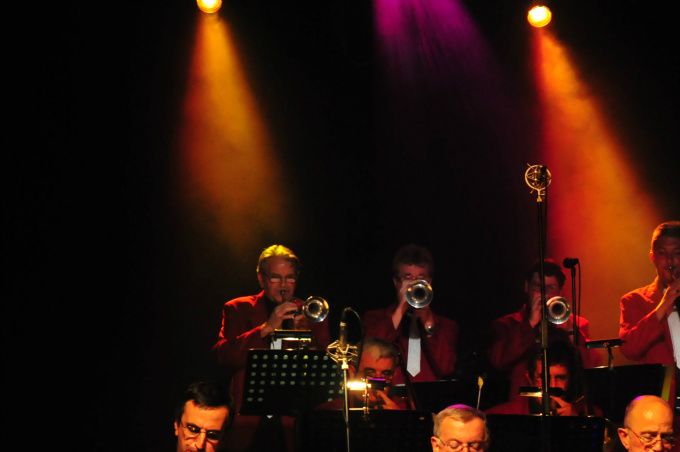 Jean-Claude Tortosa au pupitre des saxophones, au fond, la section cuivres.