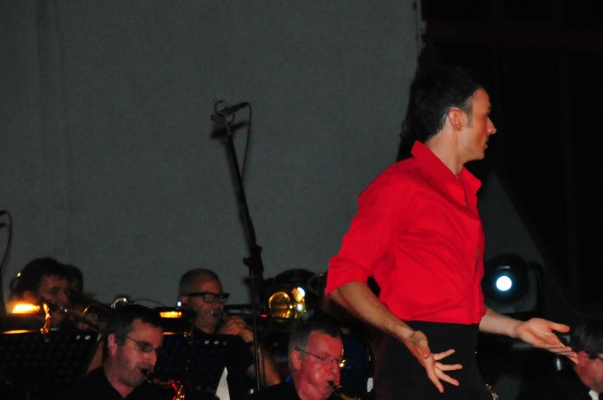 Le chanteur et la chanteuse du Narbo-Jazz Big-band.