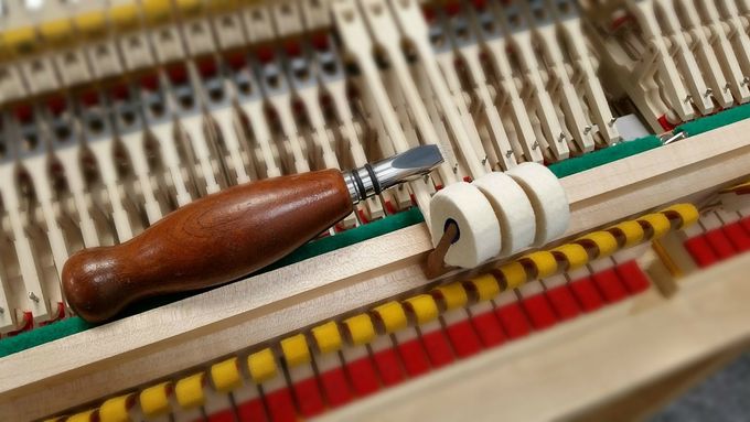 L'harmonisation d'un piano est une opération délicate qui nécessite de longues années de pratique afin de garantir un résultat qui flattera vos oreilles durablement. 

Si votre instrument vous agresse les oreilles, c'est qu'une harmonisation est maintenant nécessaire. 

L'harmonisation d'un piano consiste à adapter finement le son global de l'instrument à la réponse acoustique de la pièce dans lequel il est placé. Ce travail doit être fait aussi bien sur un instrument flambant neuf que sur un instrument déjà bien rôdé mais dont les marteaux ne sont pas exagérément marqués.

Le cas le plus fréquemment rencontré est une perception auditive fatiguante liée à une acoustique reverbérante et dure (baies vitrees, carrelages) combinée à un instrument trop sonore dont les harmoniques fondamentales sont appauvries par une harmonisation insuffisante. 

Pour résoudre ce probleme, il est important, AVANT d'intervenir sur l'acoustique de la pièce, de procéder à une préharmonisation de l'instrument. 

Avec le temps et les heures de jeu, le feutre des marteaux de votre piano, à l'origine souple et élastique s'est durci et a besoin d'un assouplissement obtenu par les gestes techniques de l'harmonisation (ou intonation). Après un travail accompli avec précision, le son de votre instrument retrouvera toute sa longueur et sa profondeur ainsi que sa tonalité d'origine voire mieux dans bon nombre de cas.