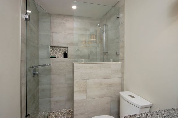 126 Devon St Stratford ON N5A-print-036-035-Ensuite-4200x2800-300dpi