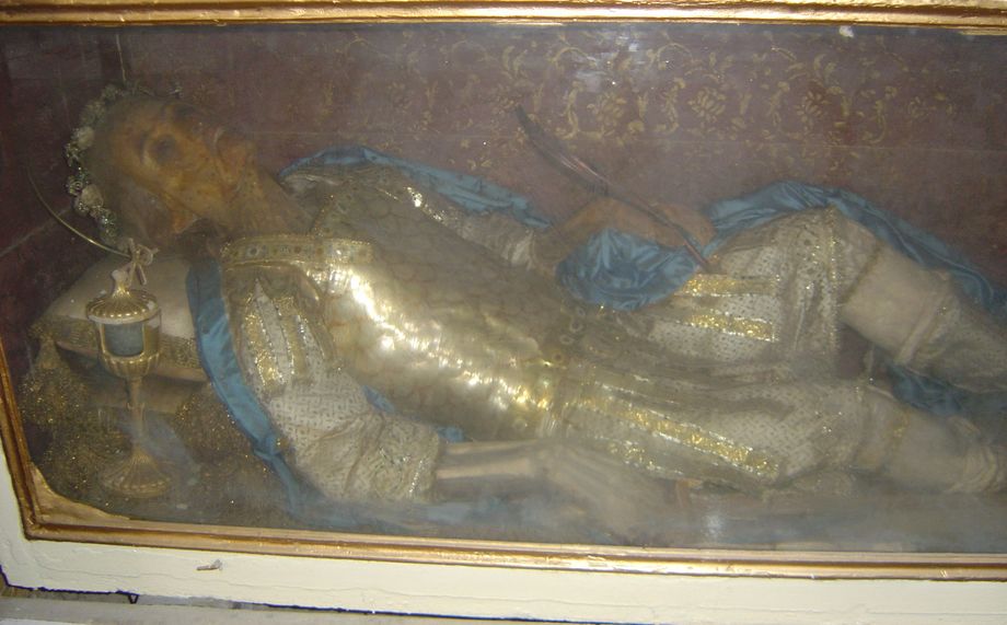 Il est plus que probable que c’est bien le père Gaetano (Gaetan Andrei), originaire d’Erbajolo, moine illustre devenu, parait-il, Provincial des Franciscains de Corse et de Sardaigne vers 1750, qui avec l’autorisation du Souverain Pontife a fait transférer des catacombes de Rome le corps assez bien conservé de St Clément soldat martyr. Porteur des documents de la curie romaine attestant l’origine des restes, l’a fait transporter au couvent de Piedicorte. Le dossier des reliques ayant été perdu, ce fut le Père PAOLINI qui, grâce à ses recherches à Rome, obtint qu’un décret de la congrégation des rites soit pris le 21 février 1919 autorisant la fête de St. Clément, le premier dimanche d’Août, au titre de « Sanctis Reliquis »
Pendant la révolution les moines étant dispersés, le couvent confisqué et vendu, la châsse de St Clément fut transportée en l’église Paroissiale de Piedicorte.
