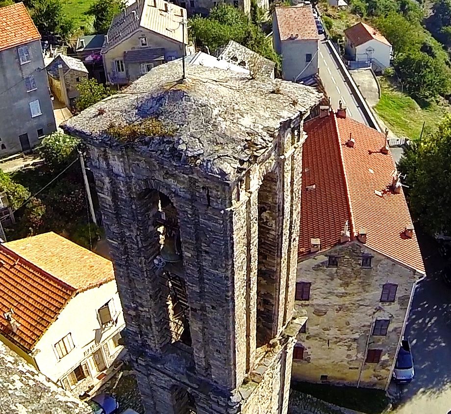 Etat du toit du clocher et du paratonnerre.
Cloches fixées aux murs
