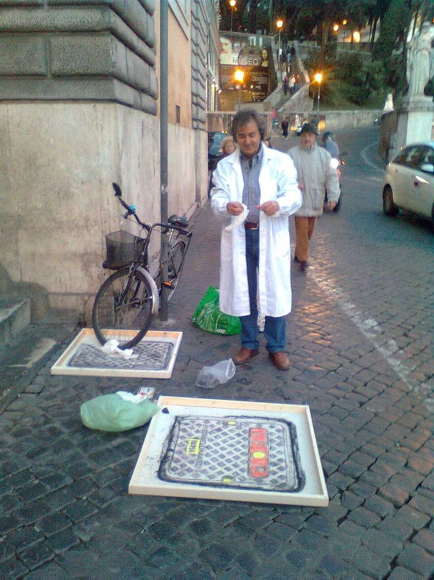 Piero Roca.  Performance - febbraio -2014 Piazza del Popolo - Roma