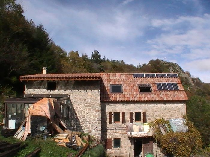 Seconde tranche de 4 panneaux solaires. Il y a d'autres priorités mais depuis avril, 2012 est particulièrement déficitaire en soleil. Ces jours-ci, il y a eu une semaine de nuages en continu, un record! alors que d'habitude, c'est 2/3 jours pas plus avant le retour du soleil. Ces 4 panneaux inclinés à 57° sur un toit à 45°donnent leur maximum en automne/hiver quand le soleil est bas. Autre avantage: Ils ne s'usent pas à produire du courant inutilisé dissipé dans le régulateur et dureront donc plus longtemps