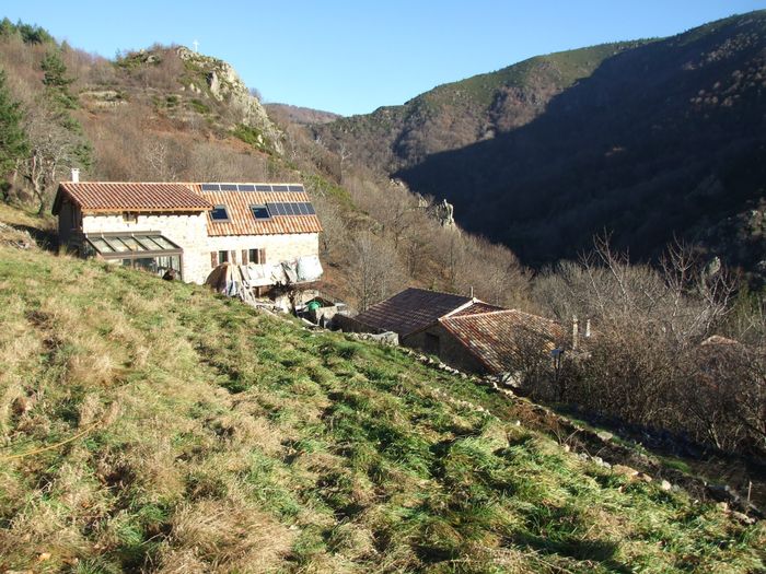 Pour finir l'année 2012, 4 panneaux solaires de plus, soit 12 au total. 2012, à défaut de fin du monde a été plus que jamais l'année de la fin du ciel bleu. Entre les chemtrails et la répartition planétaire des pluies qui nous en donnaient plus pour pouvoir assécher d'autres pays, il n'y a eu en 2012 que 1700 heures de soleil au lieu des 2500 de moyenne des autres années. Soit l'ensoleillement de Dunkerque ou du Havre au Nord-Est des Cévennes! du 1er avril au 31 décembre, 9 mois de temps chaotique, jamais 2 belles journées consécutives. Ah, c'est sur que je me souviendrais de 2012, pas pour les mêmes raisons que d'autres, chacun son truc....