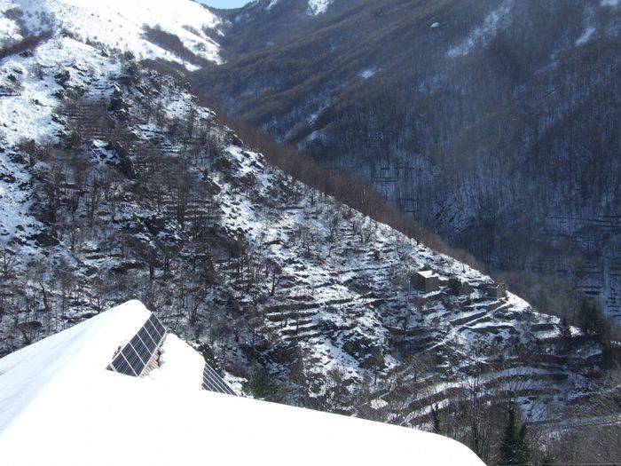 Même la neige lourde et collante qui casse les fils électriques glisse mieux sur les panneaux solaires que sur les tuiles.