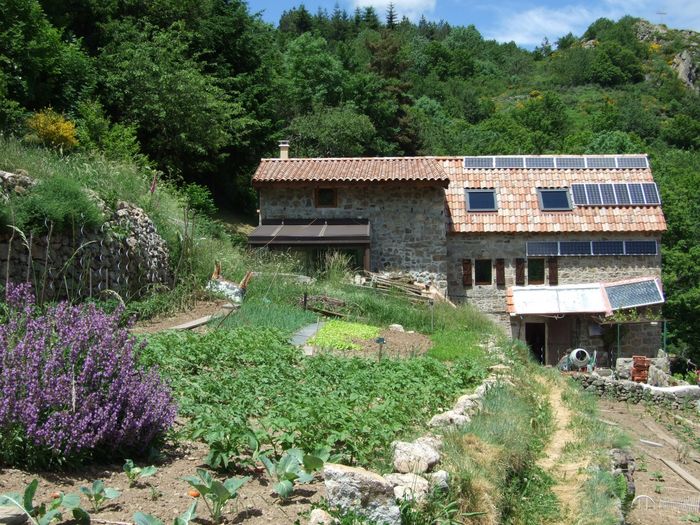 Solstice d'été! Retour dans nos montagnes pour un premier bilan du système solaire du solstice d'hiver au solstice d'été: Excellent! Production aux 2 solstices: 5Kw par jour (de beau temps..), et ce sont les 2 points minimums. Le record est de fin janvier à fin février: 6,5Kw par jour. Puis ça rediminue très lentement au fur et à mesure que les 4 panneaux du bas se mettent à l'ombre du toît et que ceux du toit ont une mauvaise inclinaison pour l'été mais bonne pour l'hiver.
