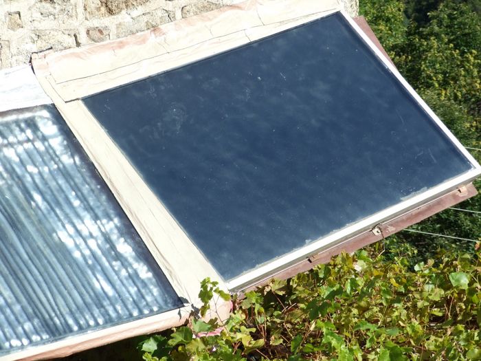 Ce capteur comme les 2 premiers sont inclinés à 46° Température de plafonnement des 300l d'eau chaude: 75° de mars à octobre, 50° au solstice d'hiver.