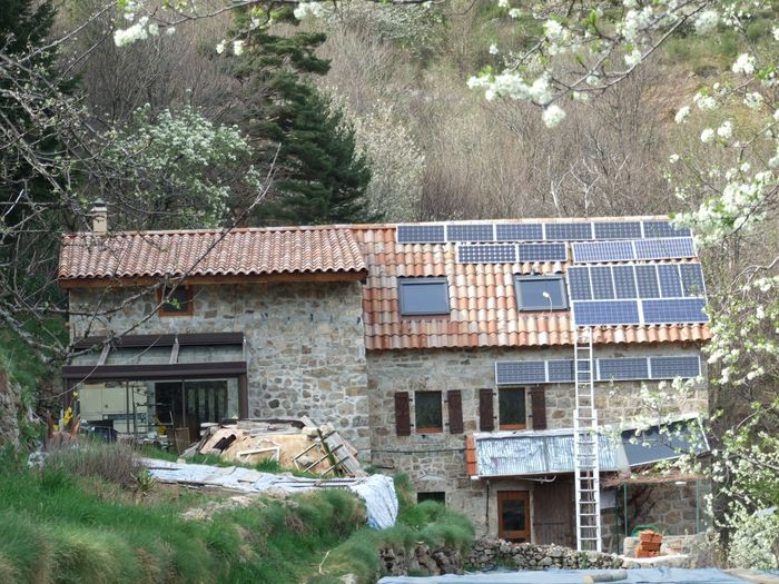 Après avoir envisagé une petite éolienne à axe vertical pour suppléer aux panneaux solaires pendant les périodes nuageuses qui durent de plus en plus longtemps depuis 2 ans, je termine finalement la pose de panneaux supplémentaires, ce qui permet de recharger la batterie plus vite en restant encore dans la fourchette de charge 