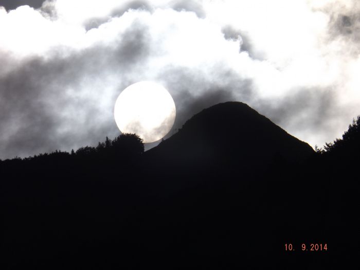 Le 10 septembre, le soleil se lève à gauche de la pyramide naturelle déjà montrée sur d'autres photos de cet album. Le 11, il n'y avait pas de nuages pour pouvoir photographier qu'il se lève juste au sommet de la pyramide! ce sera pour l'année prochaine. Dire pourquoi ce phénomène ne s'observe que depuis ma maison et pas 20m + au sud ou au Nord nous entrainerait trop loin dans les arcanes de la manifestation qui sont plus détaillées dans mon livre en ligne.