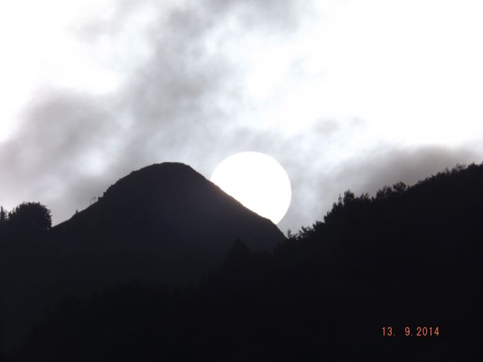 Et le 13, le soleil se lève franchement à droite de la pyramide, le 14 dans le p'ti creux etc.. Il n'y a donc que le 11/9 et le 1er avril qu'il se lève juste entier en équilibre sur le sommet de la pyramide. Double synchronicité qui montre en plus que les dates des fêtes ne sont pas choisies au hasard, qu'elles sont en opposition astronomiquement et évolutionnairement, contrairement aux cerveaux manipulables qui associent tout: 11/9 et 1er avril? Tout est de la blague!