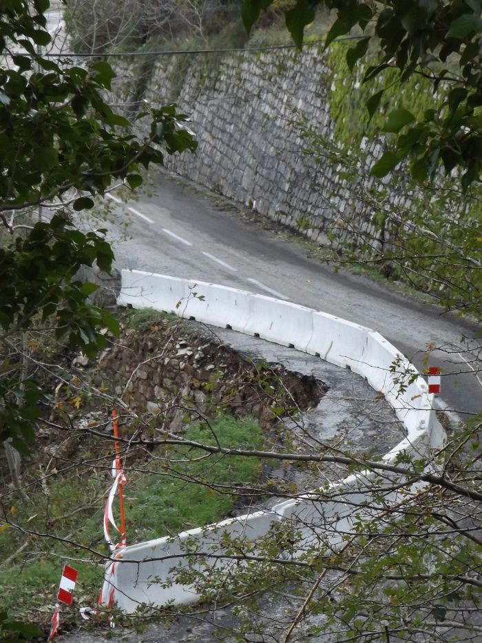 Même la route au bas du village a réagit à cette pluviométrie apocalyptique en s'écroulant. Après la semaine à 835mm de la mi-octobre, il y a eu encore un épisode cévenol de 360mm le 3 novembre qui a fait écrouler le reste du mur. Cet épisode EN PLUS des pluies ordinaires étalées: 75mm avant-hier, beau hier et pluie aujourd'hui 11/11. Total, 1,65m depuis la mi-septembre, 3,40m depuis 11 mois. Plus de détails sur cette pluviométrie dans ma page CEA