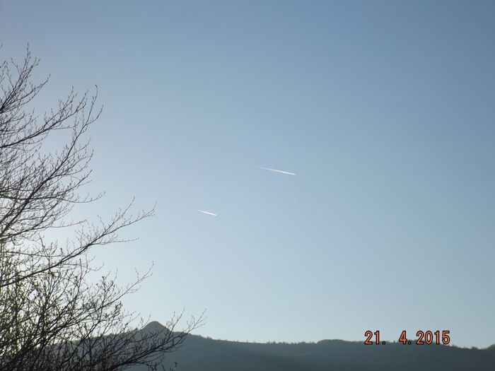Toujours peu de pulvérisations depuis début avril, pour discréditer la journée mondiale contre la géoingéniérie du 25 avril. Il y en à une en Avignon et une à Rodez, j'habite un peu entre les deux au Nord. Ici, 2 trainées normales pour l'époque. Connaissant l'instinct manipulateur des commanditaires, je suppose que les pulvérisations reprendront dès que les gens auront perdu la mémoire de cette journée du 25 avril.