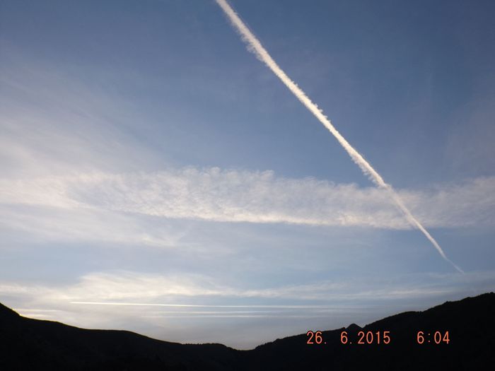 En empêchant le refroidissement nocturne pendant 2 mois, les mafieux provoquent une canicule....qui tombe à pic pour les conférences sur le climat!...et la propagande du réchauffement qui va avec. à 9h, plus d'avions seuls les lèves-tôt minoritaires peuvent les voir.