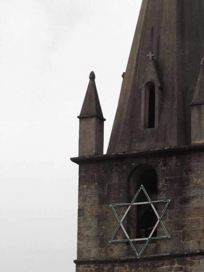 Cette église catholique du petit village d'Ucel près d'Aubenas dans le département de l' Ardèche est passée sous la bannière de l'égrégore sioniste du 30/11/2015 au 13/1/2016, sous couvert de décoration de Noël. Notez la numérologie des dates.
Tout ceci dans l'indifférence générale, y compris du diocèse local dont l'employée à l'acceuil ne semble pas très catholique. Il faut dire que depuis Vatican 2, l'égrégore catholique n'est plus alimenté comme avant et a donc beaucoup diminué. Par contre, l'égrégore sioniste n'a jamais été autant alimenté qu'actuellement...surtout en France qui est un pays hexagonal comme l'étoile, ceci explique cela.