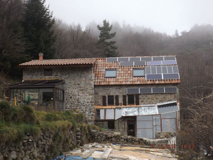 Avec le temps doux de décembre, la véranda bio-climatique a avancé. Son inclinaison est calculée pour être perpendiculaire au soleil du solstice d'hiver....qui fait défaut pour l'instant, il fait beau presque partout mais nettement moins souvent sur une bande de 150Km autour de la Méditérannée. L'assèchement de l'atmosphère par le baryum des chemtrails provoque une intense évaporation de la mer près des côtes, et c'est cette vapeur d'eau qui recouvre le Languedoc parfois jusqu'au Mont Mézenc beaucoup plus souvent qu'avant.