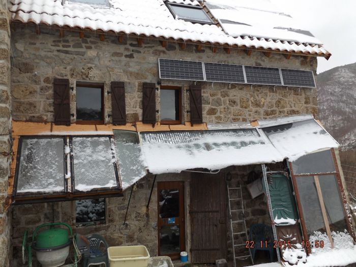 Voilà la première neige qui ne fond pas car il gèle en permanence jour et nuit. 
Difficile de travailler dans ces conditions, la véranda bioclimatique ne sera donc pas finie cette année.