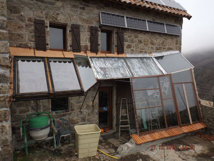 Les vitres ont la même inclinaison que les 4 panneaux photovoltaiques qui permettent d'équilibrer la production des jours les plus courts en étant à l'ombre du toit le reste de l'année.Bientôt 1 an que le régulateur MPPT est installé, le jour du nouveau bilan du système photovoltaïque est pour bientot.