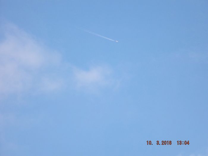 Un avion normal se reconnait même à l'oeil nu. D'abord, un espace transparent juste derrière l'avion. Ensuite, la trainée se dissipe en quelques secondes ou dizaines de secondes au pire. Cet avion était à 34000ft d'après flightradar (10200 mètres)
