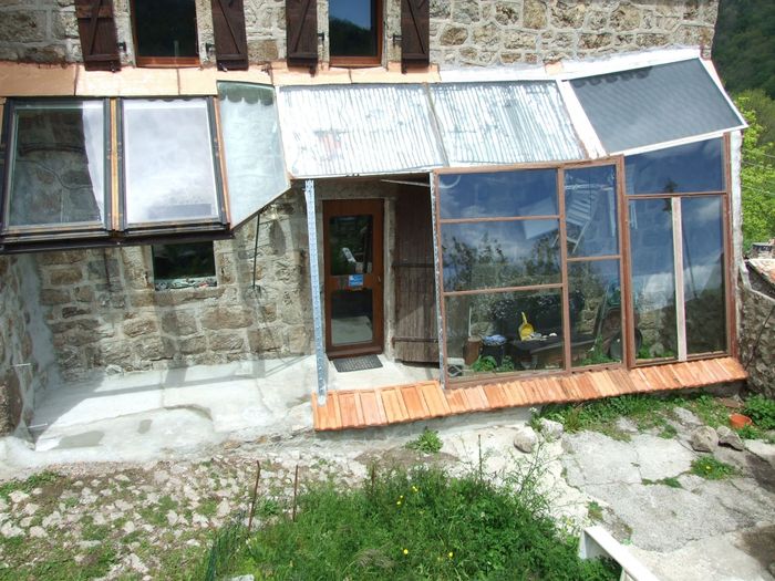 La dalle en béton est prête à recevoir la porte coulissante, et il y a une marche pour descendre au niveau de la porte d'entrée. 