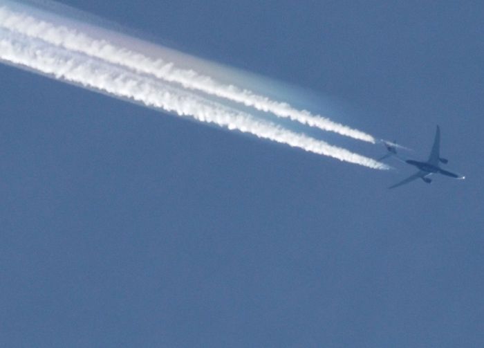 On voit pour chaque réacteur 2 trainées superposées, celle pâle un peu transparente de la condensation dans laquelle des irisations arc en ciel montrent la présence de vapeur (d'eau j'espère!) et celle blanche moutonneuse de l'épandage pour créer un voile de cirrus artificiels. Le réacteur droit a une ratée dans l'épandage, laissant apparaitre le bleu du ciel là où, sur l'autre réacteur, la trainée d'épandage le cache. Voir mes pages bugs climatiques,vérifier soi-même,la mafia du climat,la longueur d'avance
